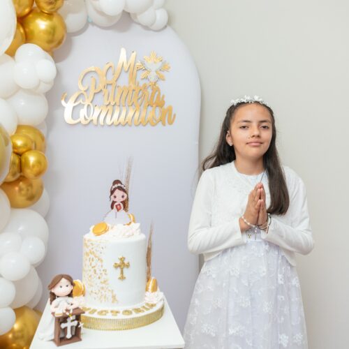 Victoria: Sesión de Fotos para Primera Comunión en Casa
