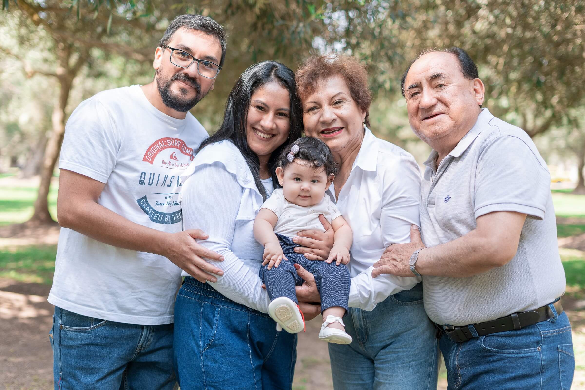 Una divertida Sesión de Fotos Familiar en Exteriores con los Caballero