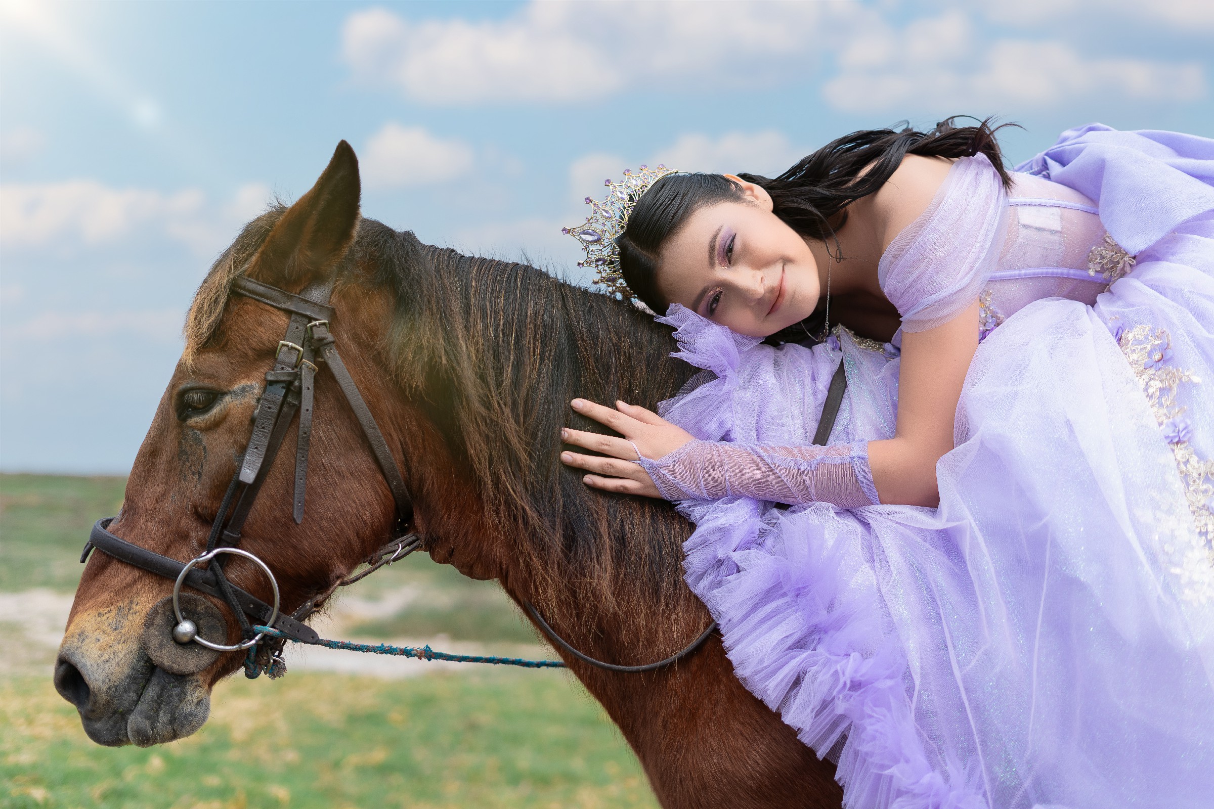 Daniela acaricia el caballo en su sesión de pre quince Daniela acaricia el caballo en su sesión de pre quince