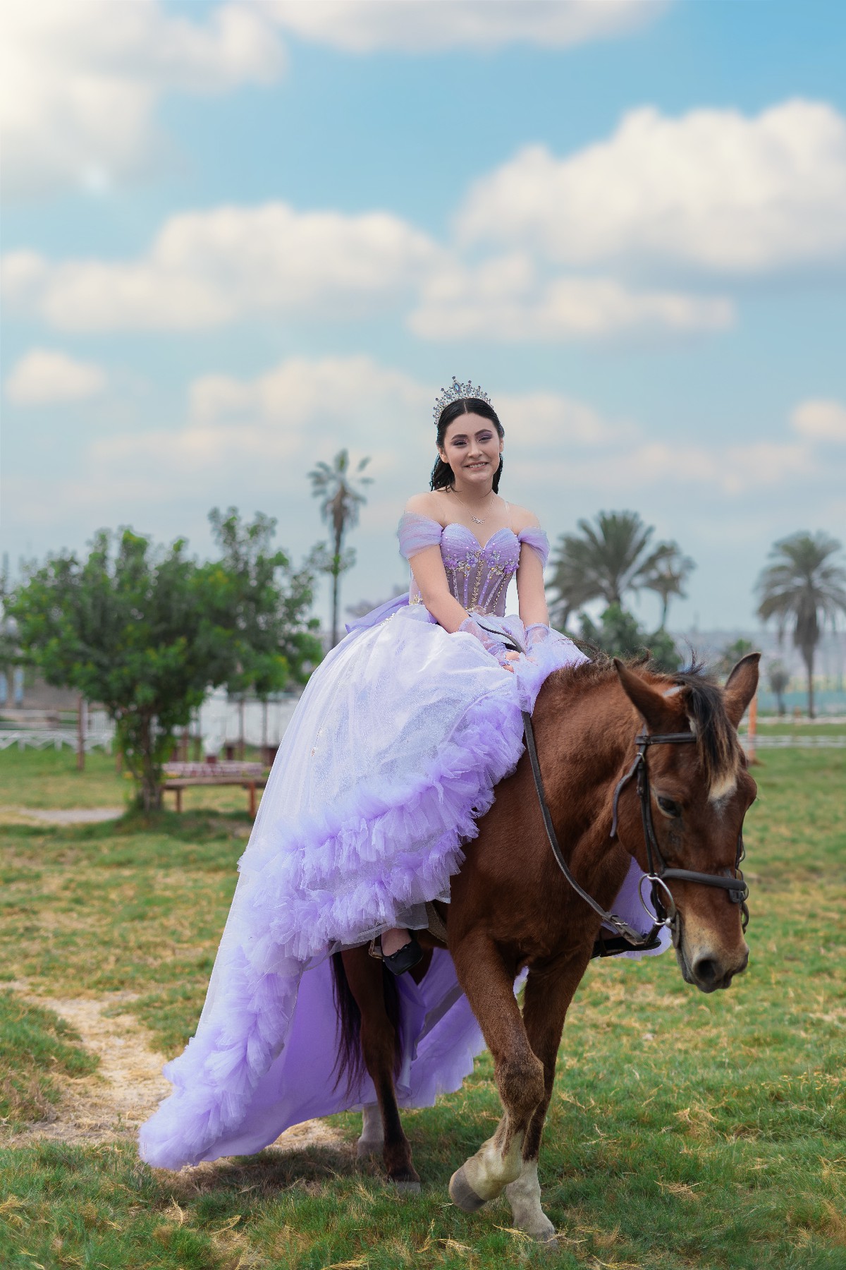 Daniela posa con el caballo en el rancho Daniela posa con el caballo en el rancho