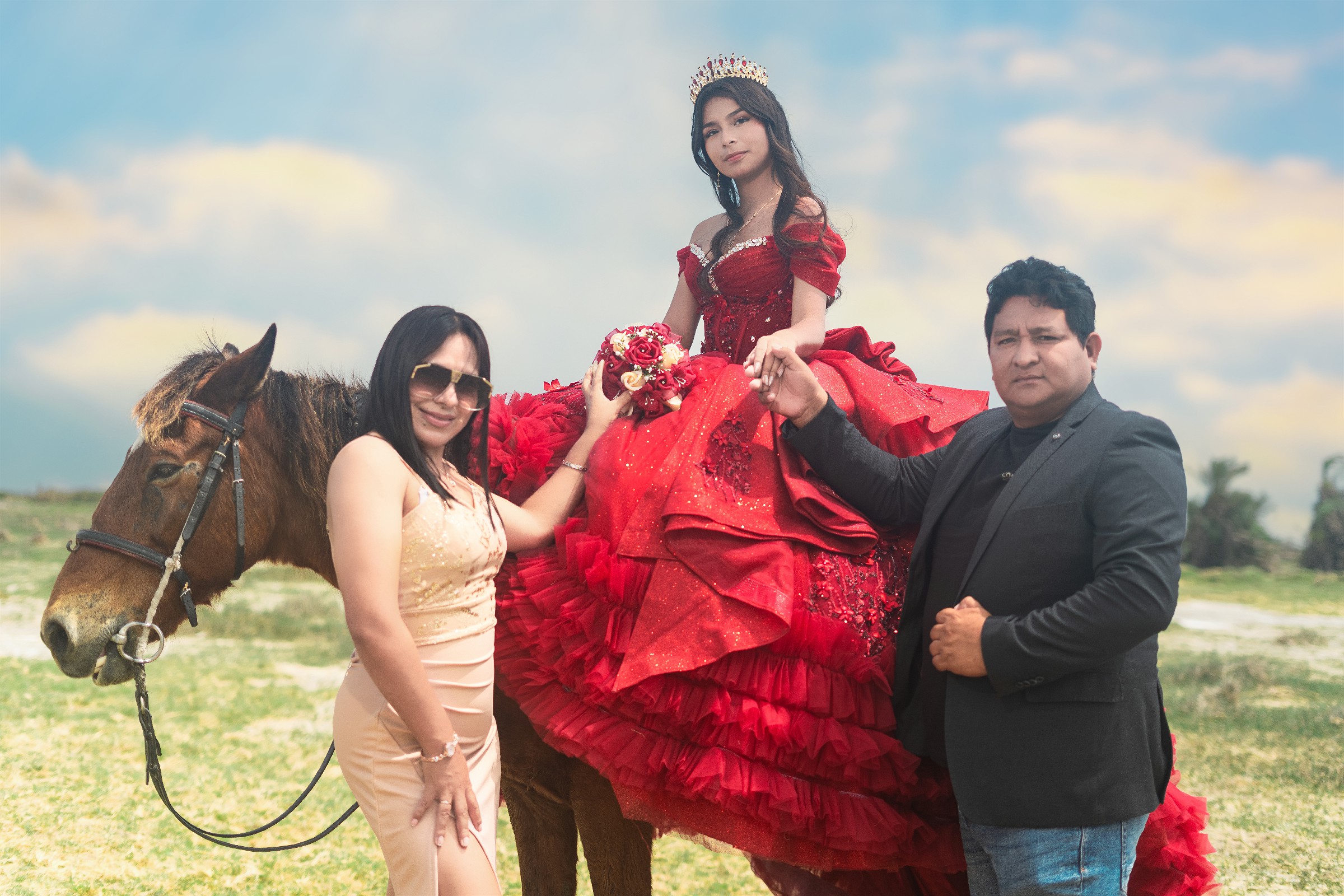 Maciel con sus padres posan por su sesión de caballos Maciel con sus padres posan por su sesión de caballos